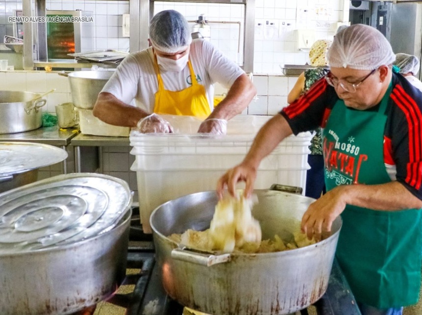 Ibaneis participa de ceia especial de Natal de milhares de moradores do DF