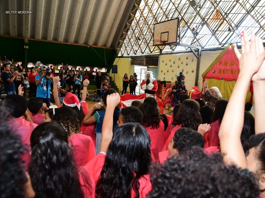 Escola de Valparaíso de Goiás recebe visita de Papai Noel deputado durante Natal Solidário