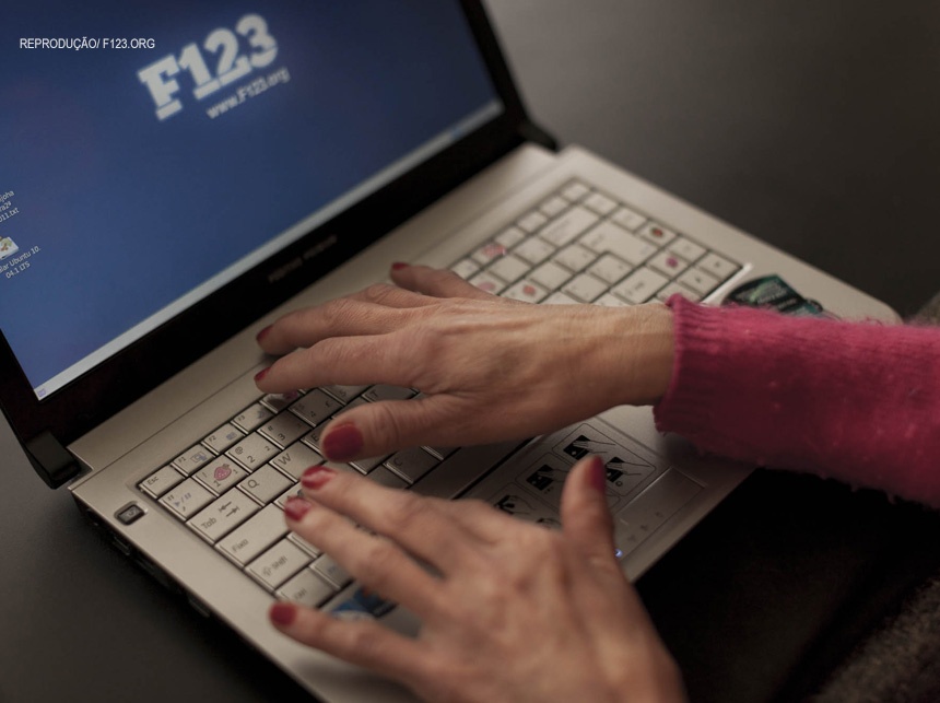 Aplicativo gratuito sintetiza voz humana para deficientes visuais