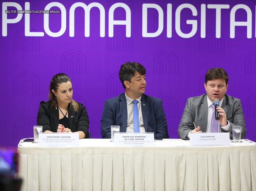 Governo anuncia versão digital de diplomas com custo 80% menor