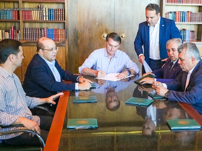 Bolsonaro recua e desiste de reajuste a policiais do DF por Medida Provisória