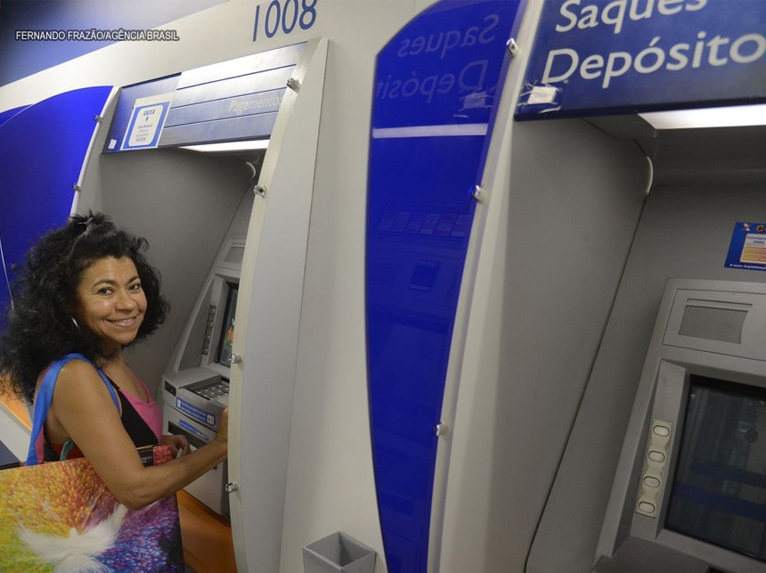 Bolsonaro sanciona lei que aumenta limite do saque imediato do FGTS