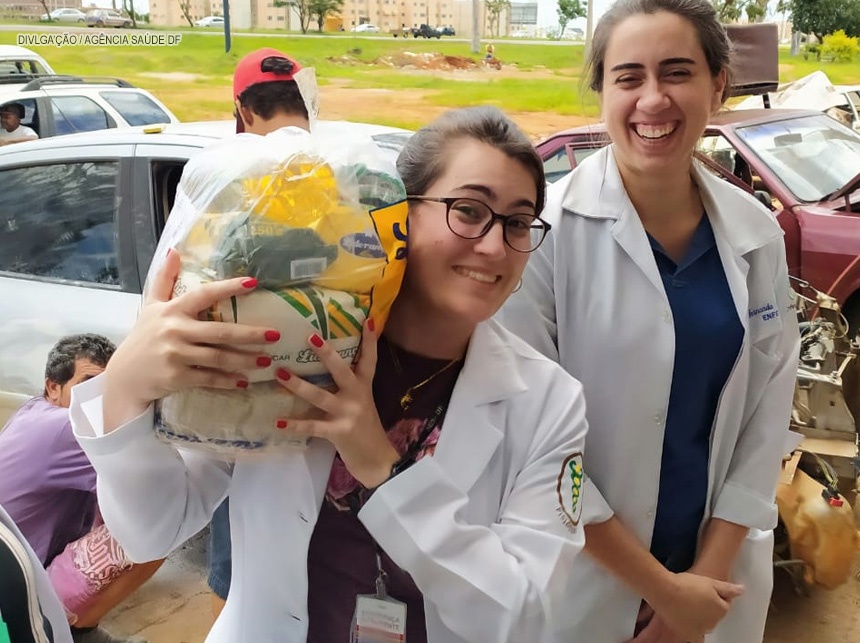 Equipe do Atendimento Domiciliar leva cestas a famílias de Samambaia e Recanto das Emas