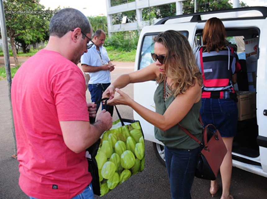 Servidores da Saúde doam roupas e utensílios a pessoas em situação de rua do DF