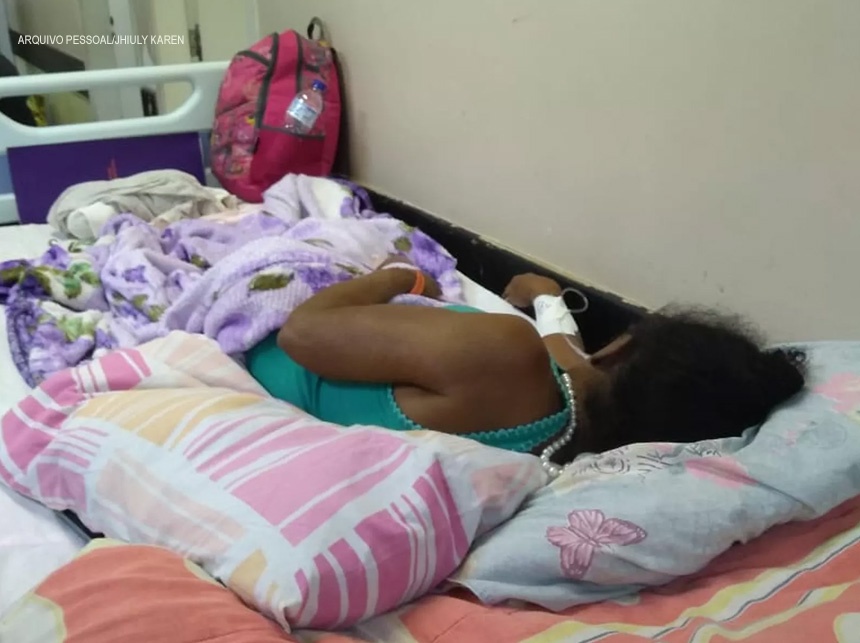 Paciente de 75 anos usa colchão de casa em hospital superlotado do DF