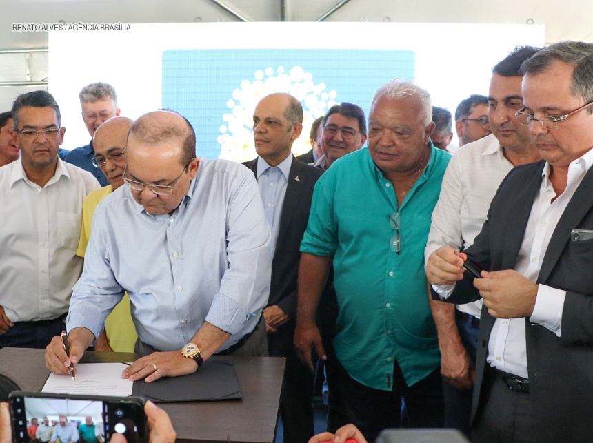 Ibaneis assina ordem de serviço para construção do túnel de Taguatinga