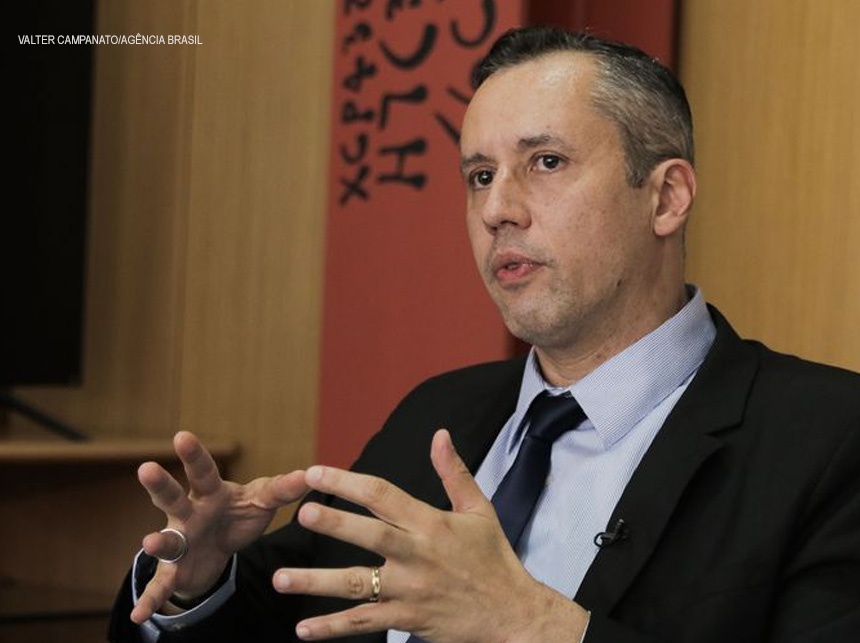 Pressionado, Bolsonaro exonera secretário especial da Cultura, Roberto Alvim que culpa assessores (nazistas?)