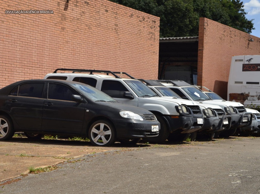 GDF realiza leilão de veículos e móveis