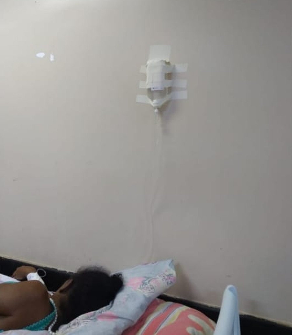 Mulher de 75 anos aguarda atendimento no Hospital Regional da Asa Norte (Hran), em Brasília, deitada em cama própria, levada por familiares — Foto: Arquivo pessoal