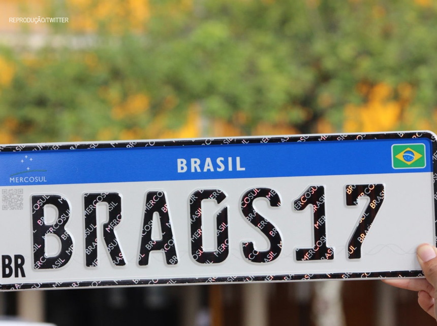 Detran inicia processo de implantação das novas placas