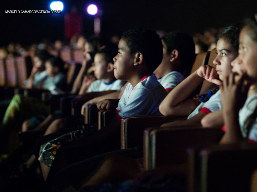 Inclusão: Projeto leva estudantes da rede pública do DF ao cinema
