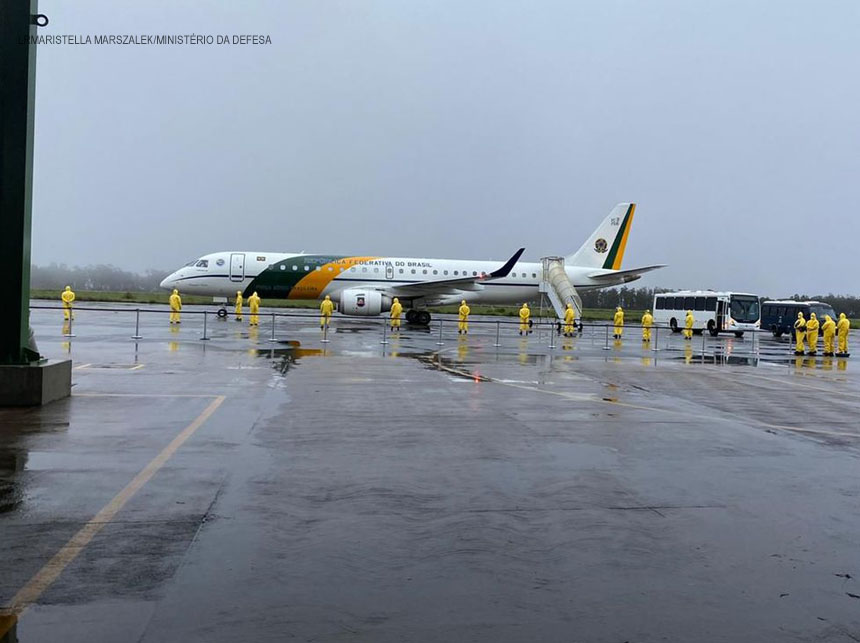 Brasileiros resgatados na China chegam à Base Aérea de Anápolis (GO)