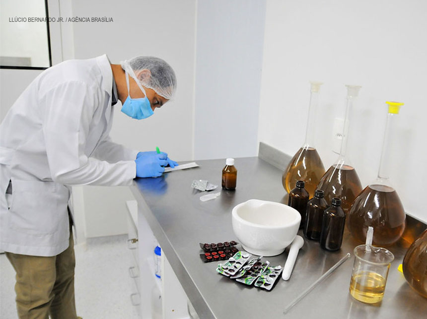 Farmácia do HRT inova com produção de manipulados