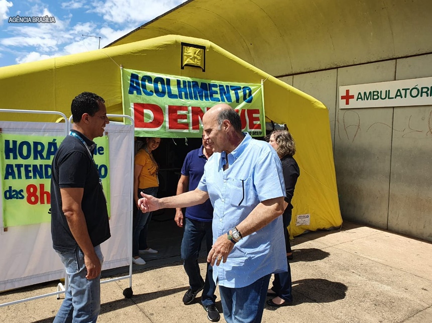Paco Britto visita salas de acolhimento para suspeita de dengue