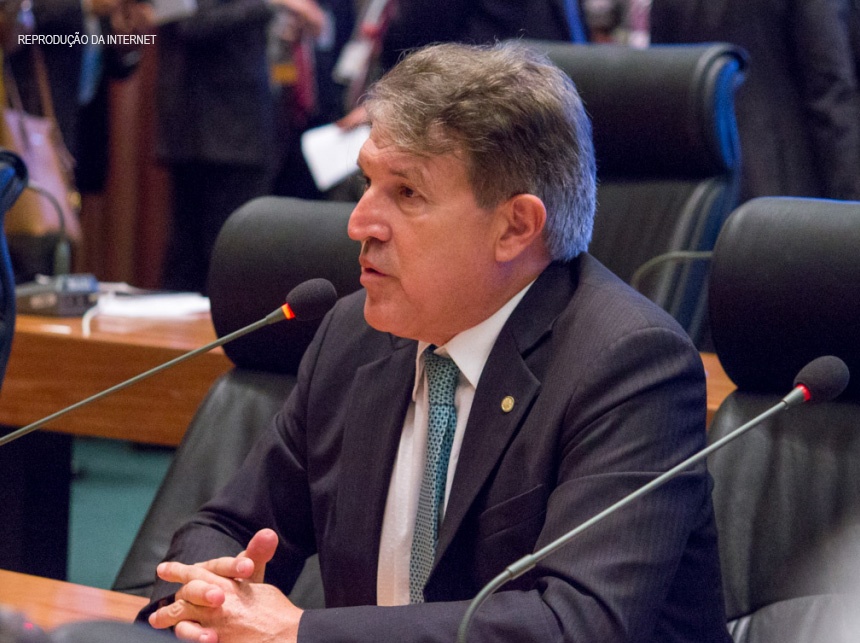 Agaciel Maia sugere nomes de Jorge Vianna e Arlete Sampaio para assumir Secretaria de Saúde