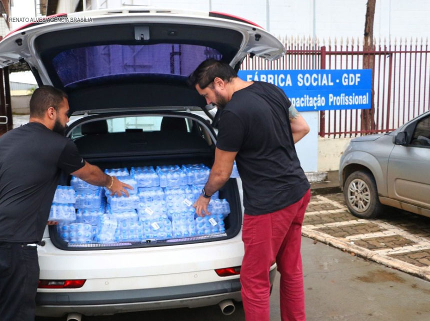 Empresários doam frascos de álcool 70%