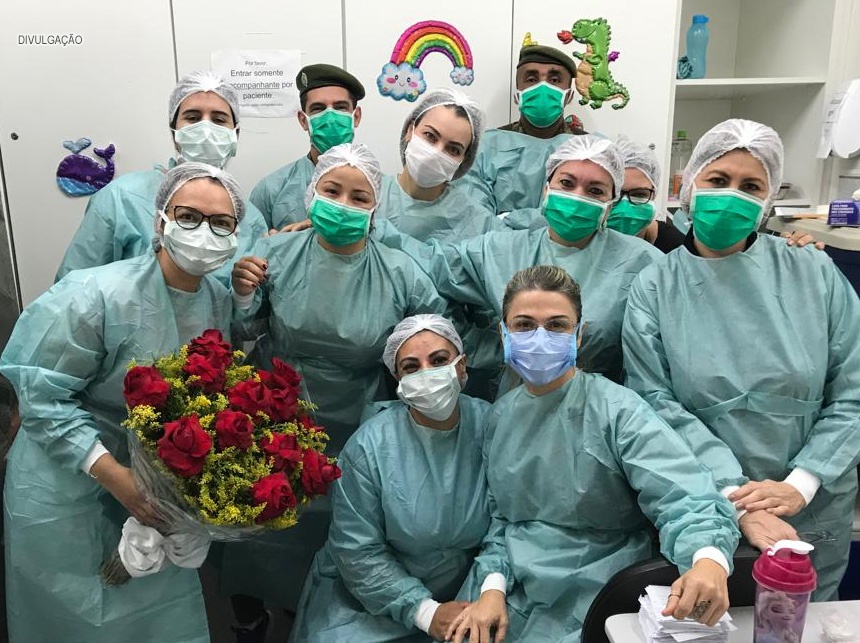 Profissionais de saúde recebem rosas em agradecimento por serviços prestados