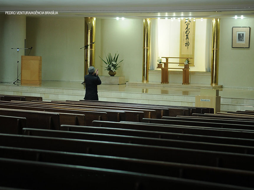 Missas, rituais e cultos liberados desde que realizados dentro de automóveis