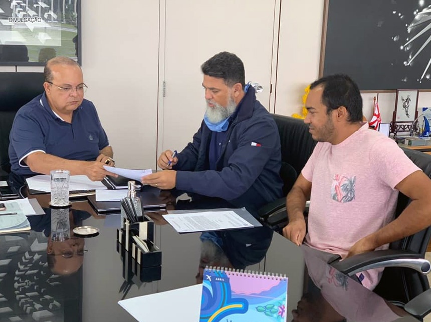 Jorge Vianna apresenta ao governador, minuta de PL para concessão de gratificações à Agentes Comunitários