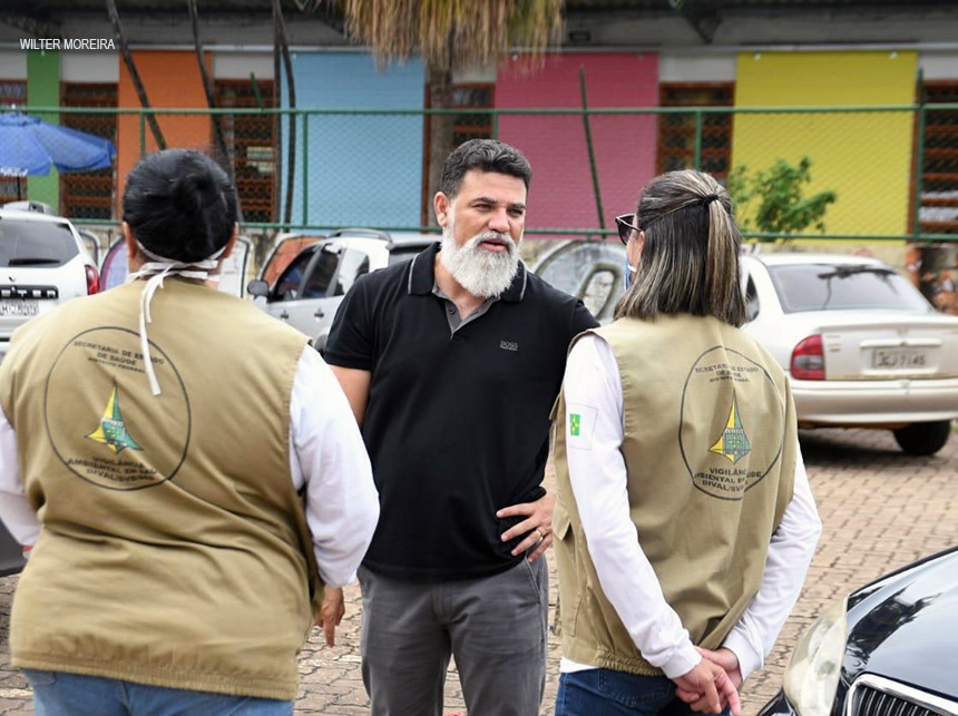 Jorge Vianna parabeniza trabalhadores do Hospital Regional do Guará