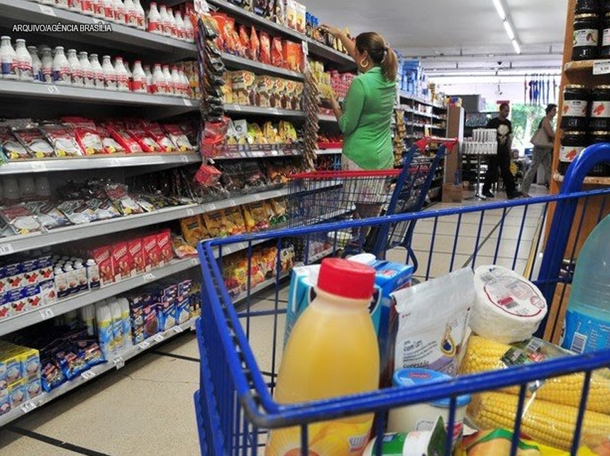 Filas em caixas e aglomerações ainda são problemas em supermercados do DF