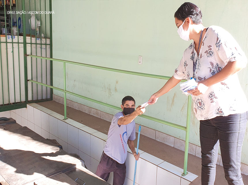 Moradores do Guará recebem doação de mil máscaras