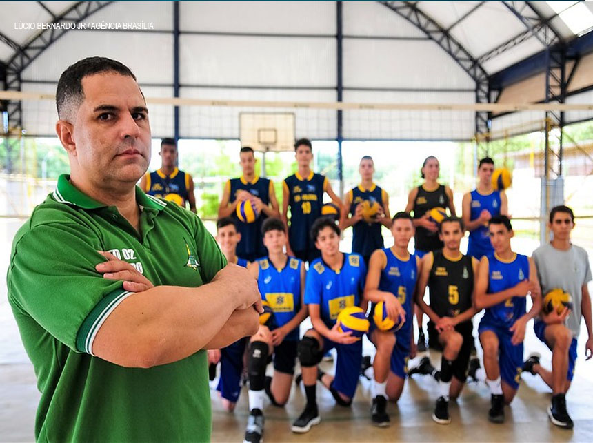 Decreto de Ibaneis passa trabalhadores de Educação a atividade essencial à saúde no DF