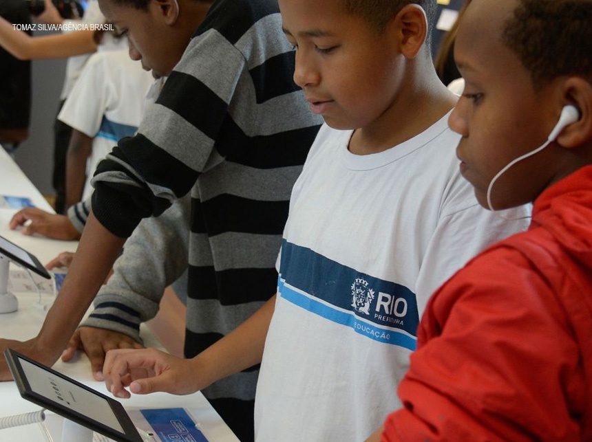 Brasil tem 4,8 milhões de crianças e adolescentes sem internet em casa