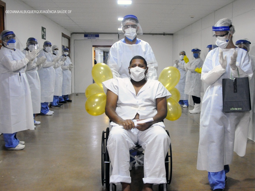 Pacientes recebem alta do hospital de campanha do Mané Garrincha