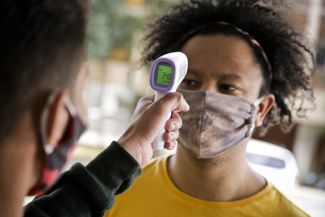 Covid-19: Medição de temperatura corporal deixa de ser obrigatória em comércios, eventos culturais e religiosos no DF