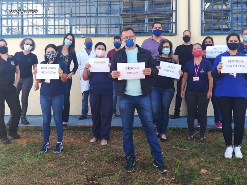 Servidores celebram retorno do colega que venceu a Covid-19