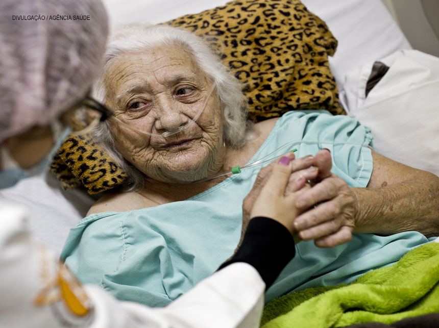 Aos 84 anos, paciente recupera-se da Covid-19 no Hospital de Apoio