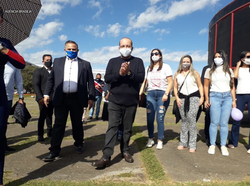 GDF estuda alternativas para posse de professores convocados