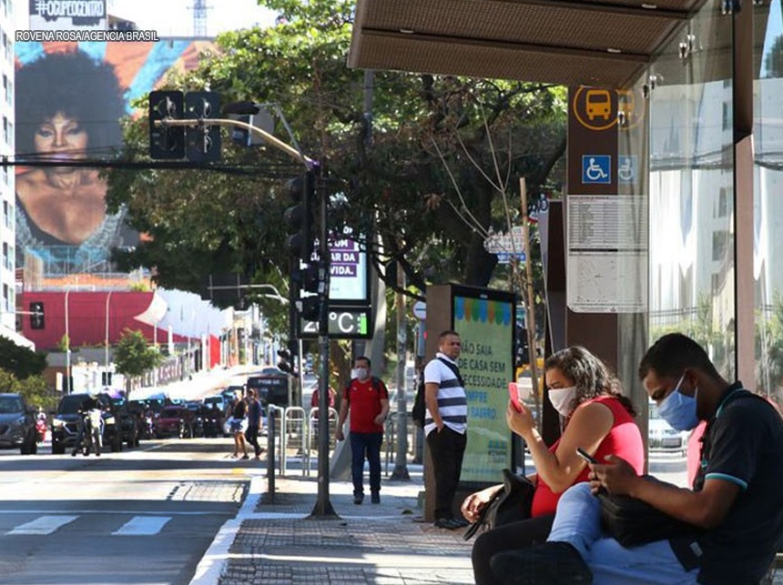 Senadores culpam o governo pela escalada de mortes na pandemia do Covid-19