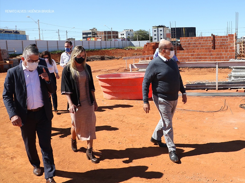 Ibaneis faz blitz em São Sebastião e Paranoá para ver obras e melhorias