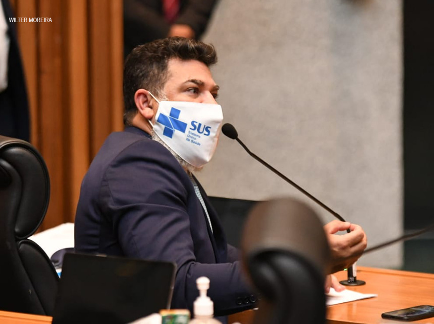 Jorge Vianna questiona possível repasse de dados falsos, sobre quantidade de leitos de UTIs, ao governador Ibaneis