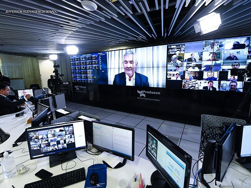 Senado aprova projeto de combate a fake news