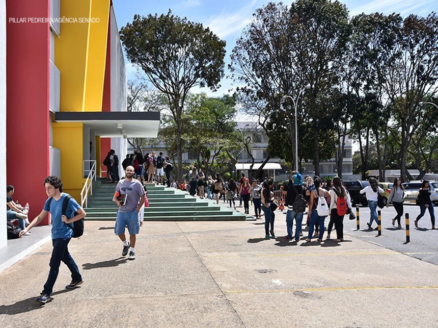 Vai à sanção projeto que suspende pagamentos ao Fies durante pandemia