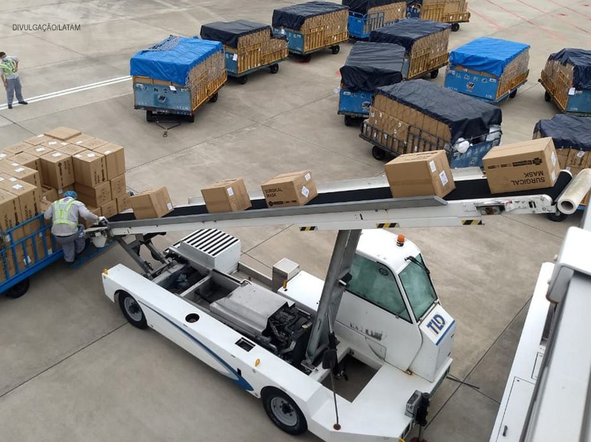 Covid-19: voo com carga de máscaras cirúrgicas N95 chega ao Brasil