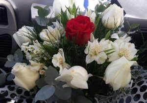 Elisângela levou as rosas que o filho pediu no outro dia — Foto: Arquivo pessoal