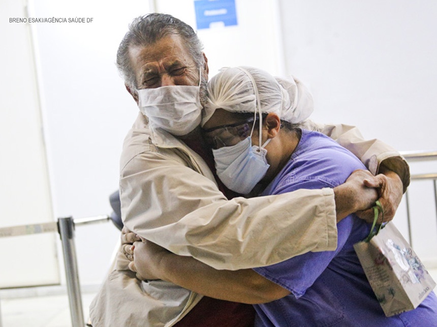 Paciente transplantado com Covid-19 se recupera e recebe alta