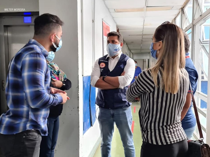 Jorge Vianna fiscaliza Policlínica do Núcleo Bandeirante após denúncias de remoção de médicos e servidores da unidade