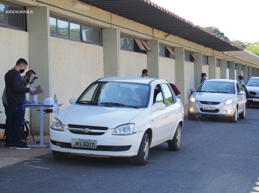 Posse: Cerca de 600 professores entregam documentos à Secretaria de Educação do DF