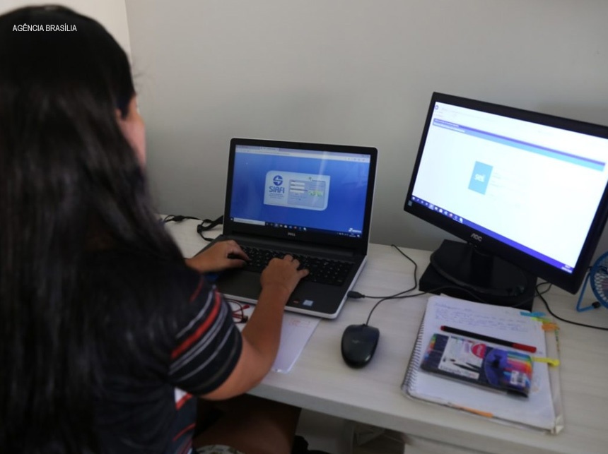 Servidores públicos devem retornar ao trabalho presencial 15 dias após completar vacinação contra covid-19