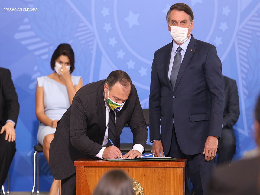 Eduardo Pazuello toma posse como ministro da Saúde