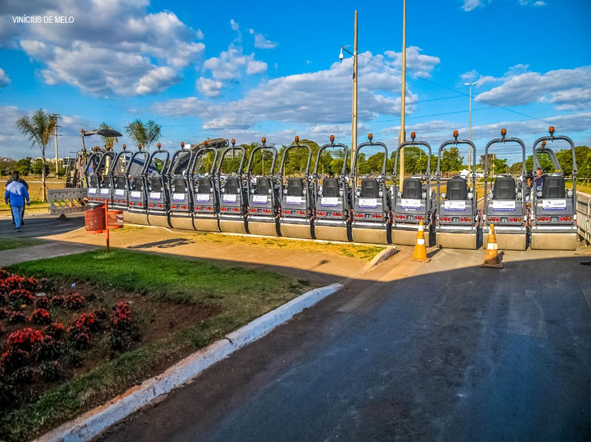 Novacap presenteia Brasília com 37 máquinas para asfaltar o DF