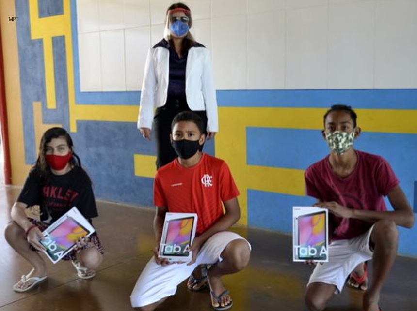 Alunos carentes de escola pública no Sol Nascente recebem tablets provenientes de destinação social do MPT-DF