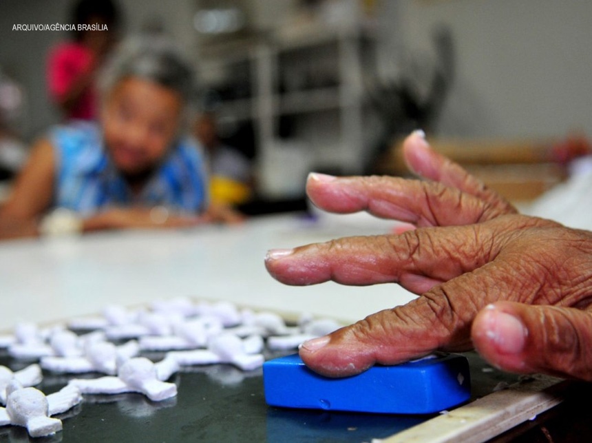 GDF anuncia curso gratuito para cuidador de idoso