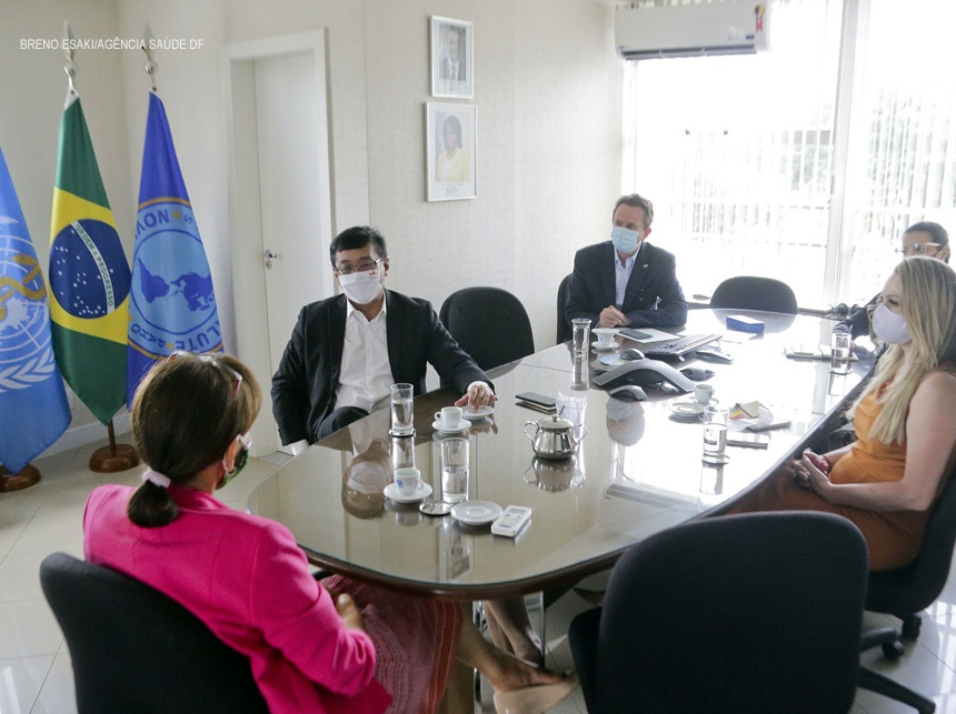 Osnei Okumoto busca orientação com Opas para compra de vacinas contra Covid-19 para o DF