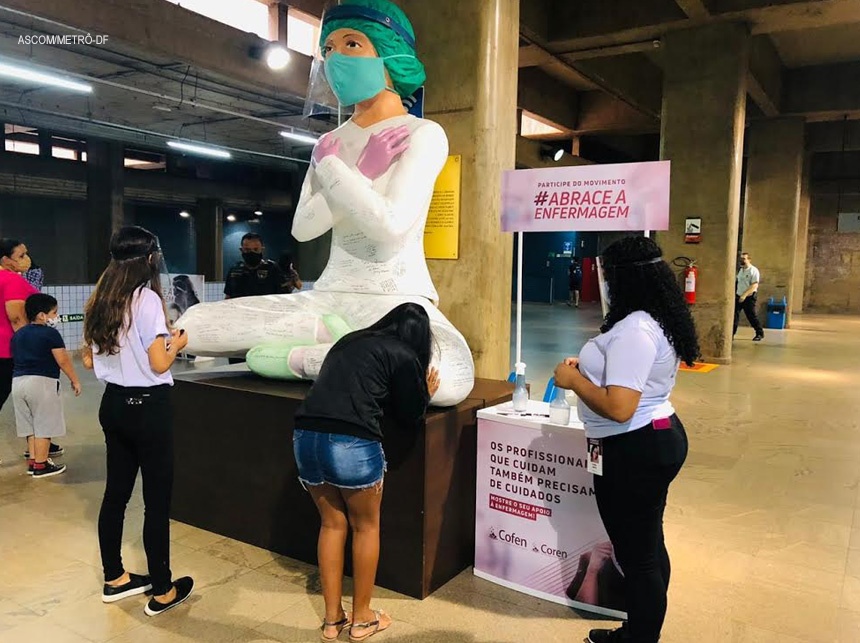 Boneca gigante homenageia profissionais de enfermagem na Estação Central